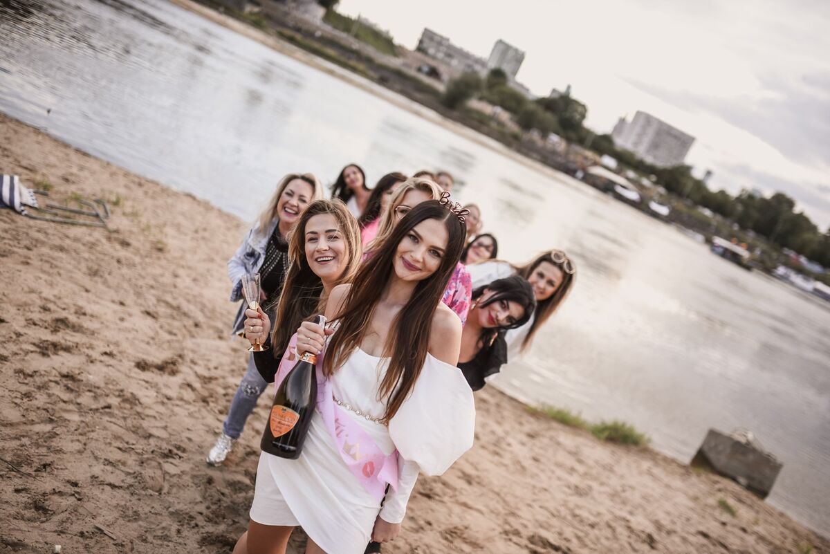 Wieczór panieński — koleżanki nad rzeką